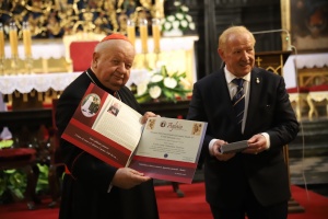 kardynał Stanisław dziwisz z nagrodą